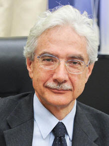 Salvatore Rossi:  vicedirettore generale della Banca d'Italia dal gennaio 2012,  componente del Direttorio dell'Istituto per la Vigilanza sulle Assicurazioni e membro del Comitato Strategico del Fondo Strategico Italiano. Ha 64 anni.